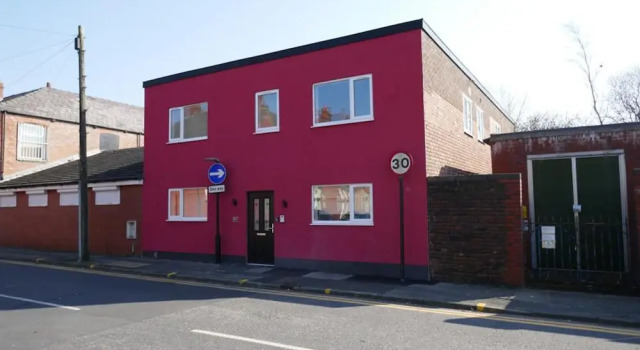 Immaculate 12-bed House Good Amenities in Wigan