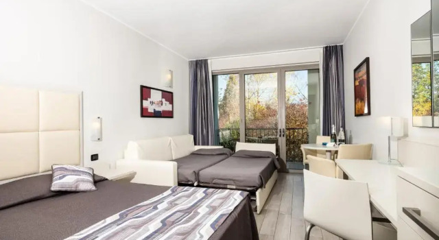 Четырёхместный номер Standard с балконом Parc Hotel