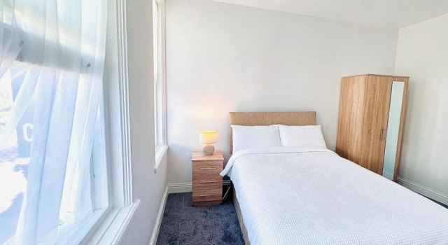 Spacious 6 double-bed rooms C2C Southend