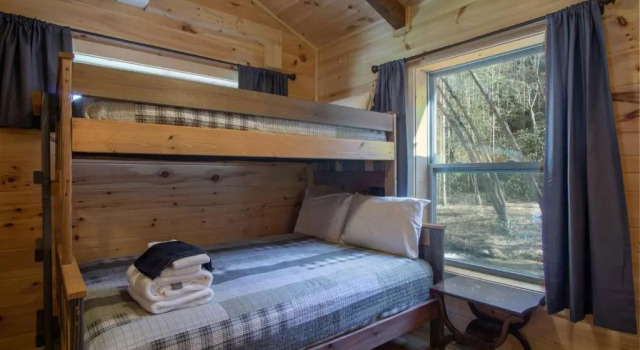 Creekside Log Cabin in Pisgah Forest, Забронировать Отель Бревэрд Северная Каролина