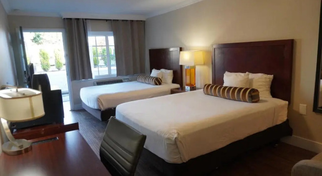 Четырёхместный номер Standard Rose Garden Inn