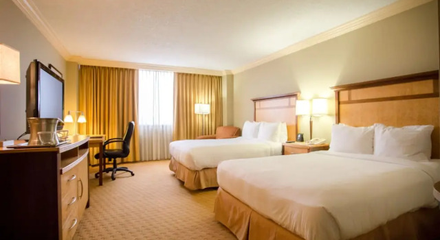 Четырёхместный номер Standard с красивым видом из окна Hilton Ocala