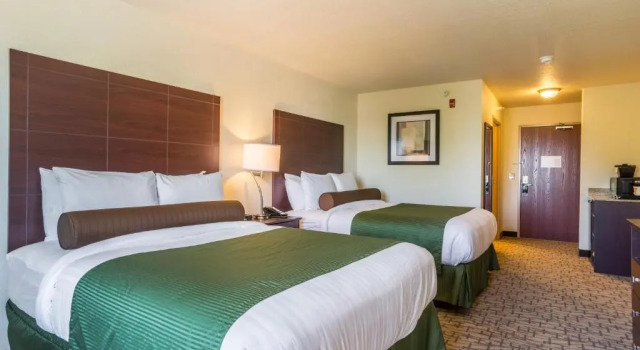 Четырёхместный номер Standard Cobblestone Hotel & Suites - Erie