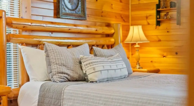 Stunning Mountain Cabin w Hot tub, Забронировать Дом для отпуска Коттеджи Гатлинберг, Коттедж