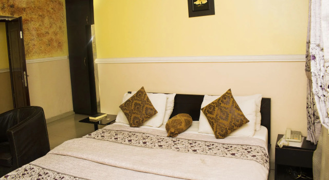 Maxton Suites