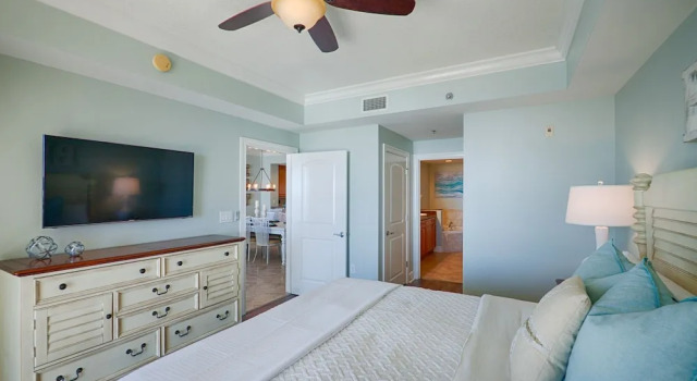 Azure 218 4 Bedroom Condo, Забронировать Отель Отели Форт-Уолтон-Бич с парковкой, рядом с Пирс на острове Окалооса, Парковка