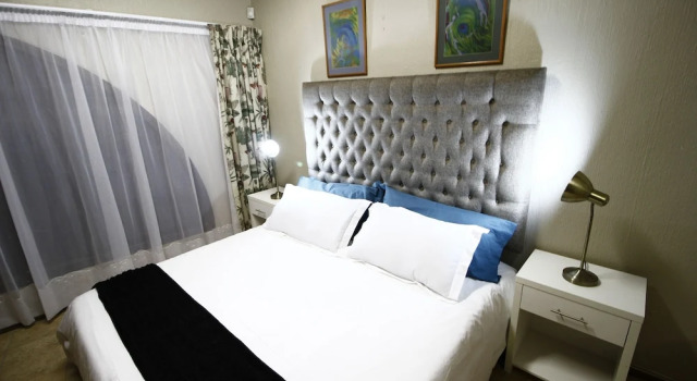 The Plot, Boek Hotel Midrand 