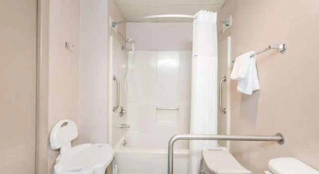 Номер Standard Days Inn by Wyndham Bedford