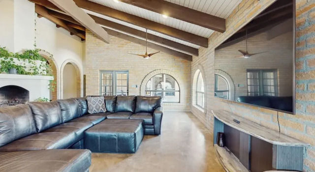 Peaceful, Spacious, Luxury Backyard, Putting Green