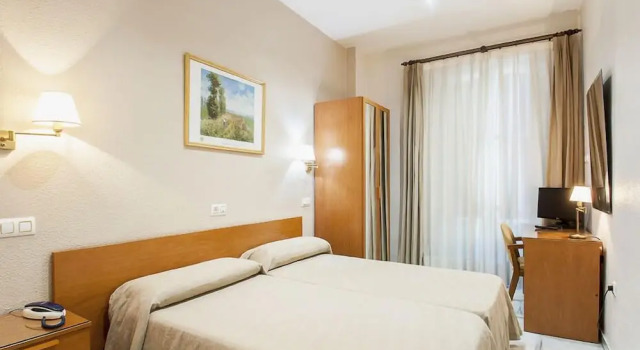 Трёхместный номер Standard с балконом Hostal El Cairo