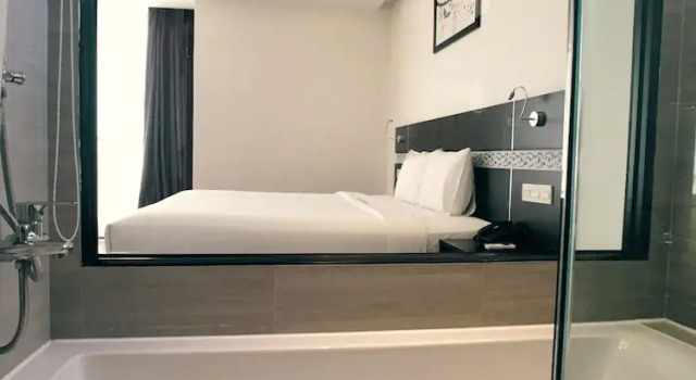 Люкс с видом на город Sea Garden Hotel