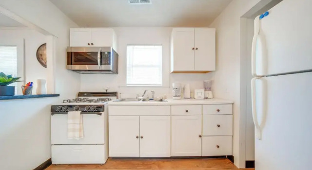 Коттедж с 3 комнатами Charming Cottage w/ Yard u003c 1 Mi to Lake Erie