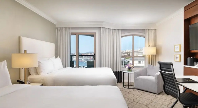 Четырёхместный номер Standard с балконом и с видом на гавань Hotel Grand Pacific