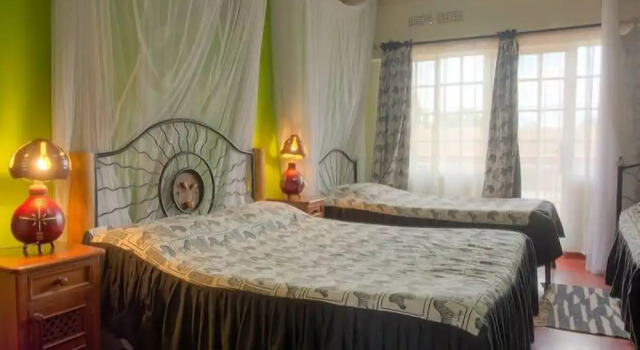Трёхместный номер Standard с балконом Khweza Bed and Breakfast