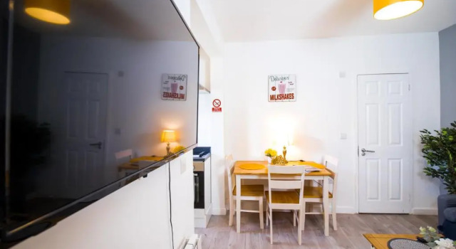 Апартаменты Dreamwood Apartment by Southwest Rooms - Free Parking & Netflix