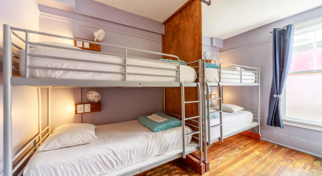Кровать в общем номере Samesun Vancouver