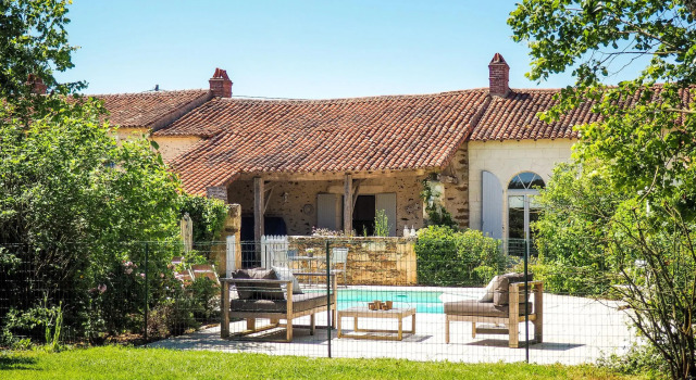 Коттедж Holiday Home in Saint-Laurent-de-la-Salle with Pool