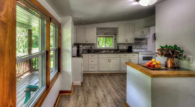 Коттедж Classic с 6 комнатами RARE FIND - 6 bdrm Very Private Cottage on 10 acres, Hot Tub, BBQ, Petfriendly