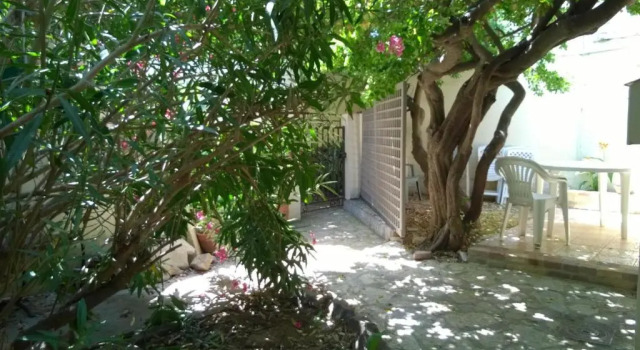 Logement climatisé avec jardin et parking pour 2 personnes en bord de plage, Забронировать Отель Отели Ла-Сьота с парковкой, рядом с Plage Cyrnos, Парковка