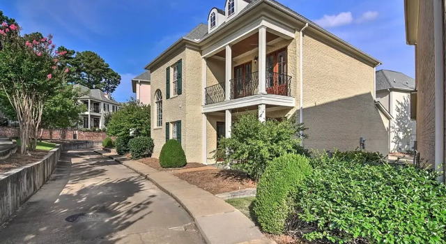 Large, Elegant Home u003c 2 Miles to Ole Miss, Забронировать Отель Оксфорд Миссисипи