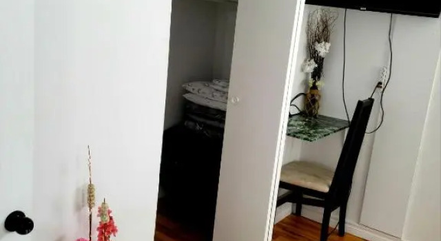 Downtown apartment next to highway netflix+wifi, Забронировать Апартаменты/квартира Отели River Valley с парковкой, Парковка