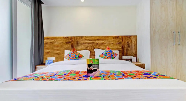 Номер Deluxe FabHotel Soft Petals Near Millennium City Centre Gurugram