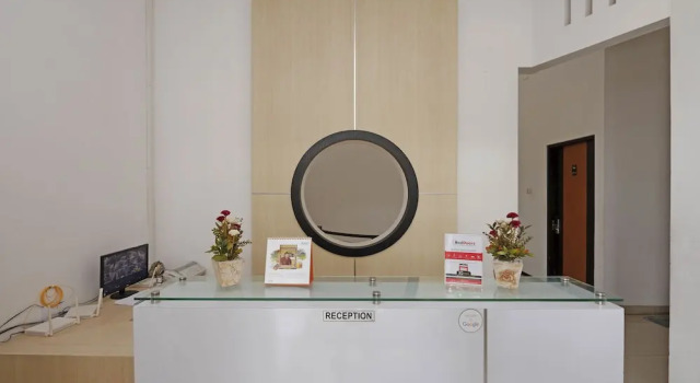 RedDoorz Plus near Sam Poo Kong, Varaa Hotelli Semarang Central Java, lähellä Tugu Muda