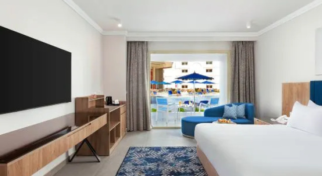 Трёхместный номер Standard с видом на бассейн Chengdu Rising Butterfly Hotel