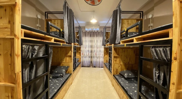 Кровать в общем номере с балконом и с красивым видом из окна Hanoi Central Pod