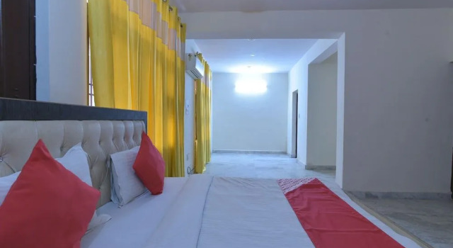 OYO 24989 Voyage Hospitality, Забронировать Отель Нойда штат Уттар-Прадеш