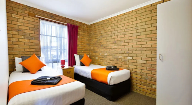 Семейный люкс Statesman Motor Inn