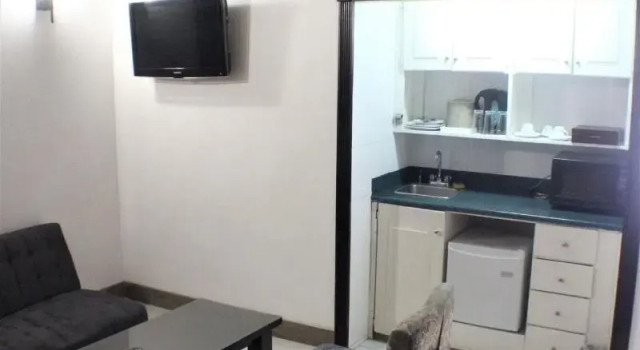 Четырёхместный полулюкс с балконом Altamont Court Hotel