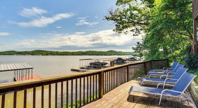 Коттедж Lakefront Ozarks Home: Tiki Bar, Pool, Deck, Views
