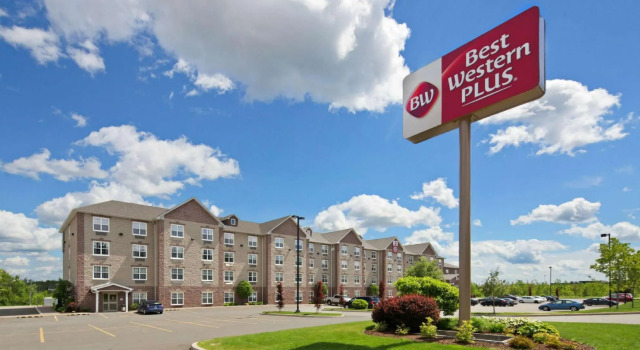 Четырёхместный номер Deluxe Best Western Plus Fredericton Hotel & Suites