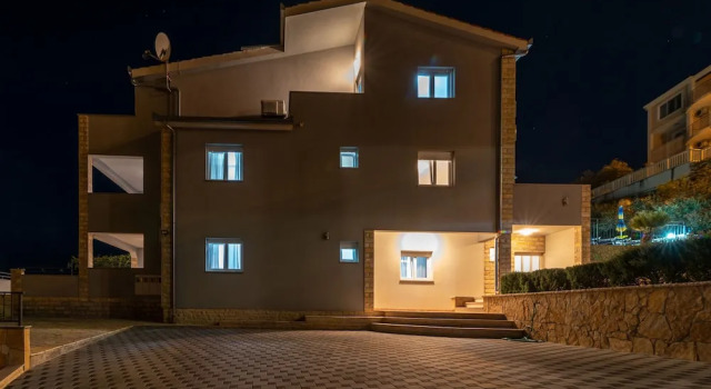 Apartments Grga, Забронировать Апартаменты/квартира Отели Трогир с бассейном, рядом с Частный Пляж «Сикрет Гарден Барада Бич Апартмент», Бассейн