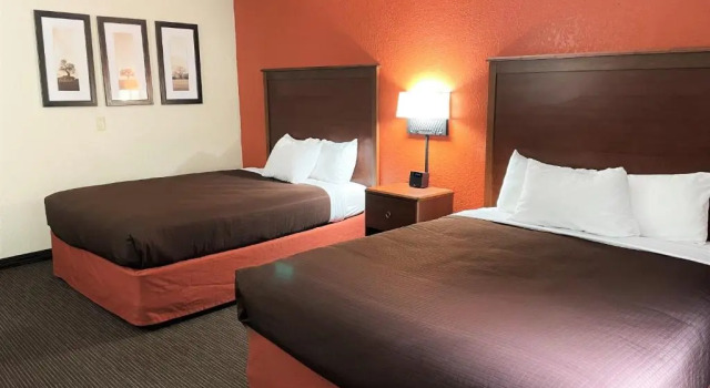 Четырёхместный номер Standard AmericInn by Wyndham Petoskey
