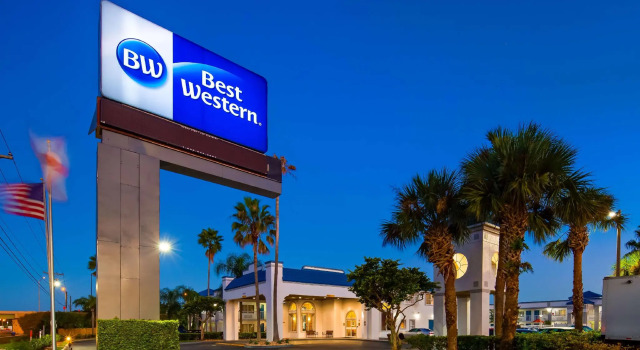 Baymont by Wyndham Orlando East, Забронировать Отель Отели Диснейуорлд Орландо с парковкой, Парковка