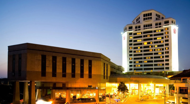 Кровать в общем номере Thumrin Thana Hotel