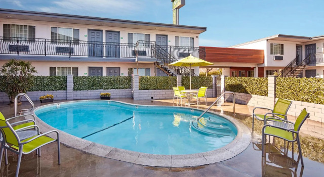 Studio Inn & Suites at Promenade Downey, Забронировать Отель Дауни Большой Лос-Анджелес, рядом с PIH Health Downey Hospital