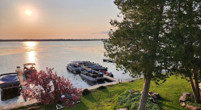 Myriad Fins Cottage and Marina, Rezervați Casă de vacanță Kawartha Lakes Ontario