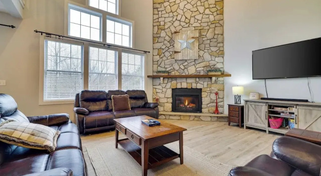 The Nest at Pinecrest by Avantstay Spacious Deck, Game Room, Fire Pit, Book Feriehus Sommerhuse i Pennsylvania, Hytte