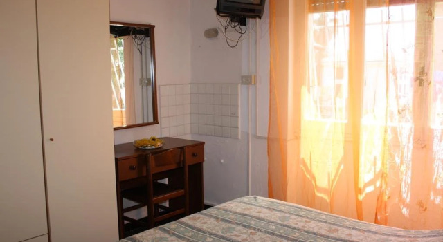 Albergo Trilli, Забронировать Отель Варацце Ривьера-делле-Пальме, рядом с Пляж Варацце