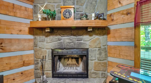 Коттедж Gatlinburg Cabin with Hot Tub about 6 Mi to Downtown!