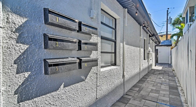 Well-appointed Madeira Beach Condo w/ Patio!, Забронировать Апартаменты/квартира Апартаменты Мадейра-Бич, рядом с The Church by the Sea, Апартаменты/квартира