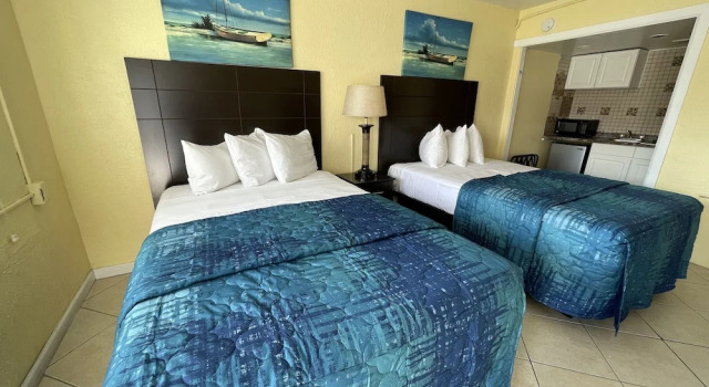 Четырёхместный номер Standard с красивым видом из окна Sandy Shores Resort