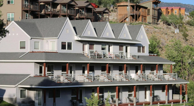 Absaroka Lodge, Buchen Sie Hotel Gardiner Yellowstone National Park-North Gate