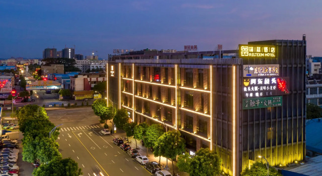 Standardowy dwuosobowy pokój Relteem Hotel