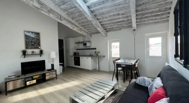 Апартаменты Spacious Apartment Near The Sea