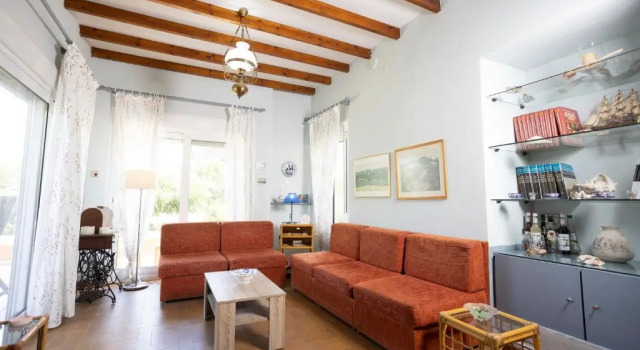 Villa Aurora – Beachfront, 2mins to Mamalouka and Blue Carpet, Book Villa Pefkohori 