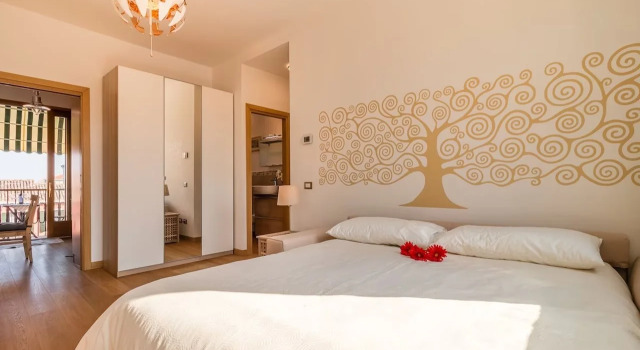 Sunny Canal View in Venice Chic Movida, Забронировать Апартаменты/квартира Апартаменты Венеции, рядом с Район Сан-Поло, Апартаменты/квартира